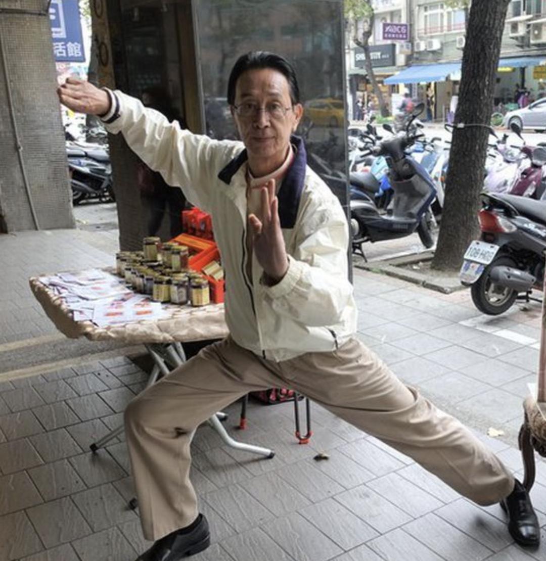 72岁前TVB演员关聪摆摊卖干贝酱